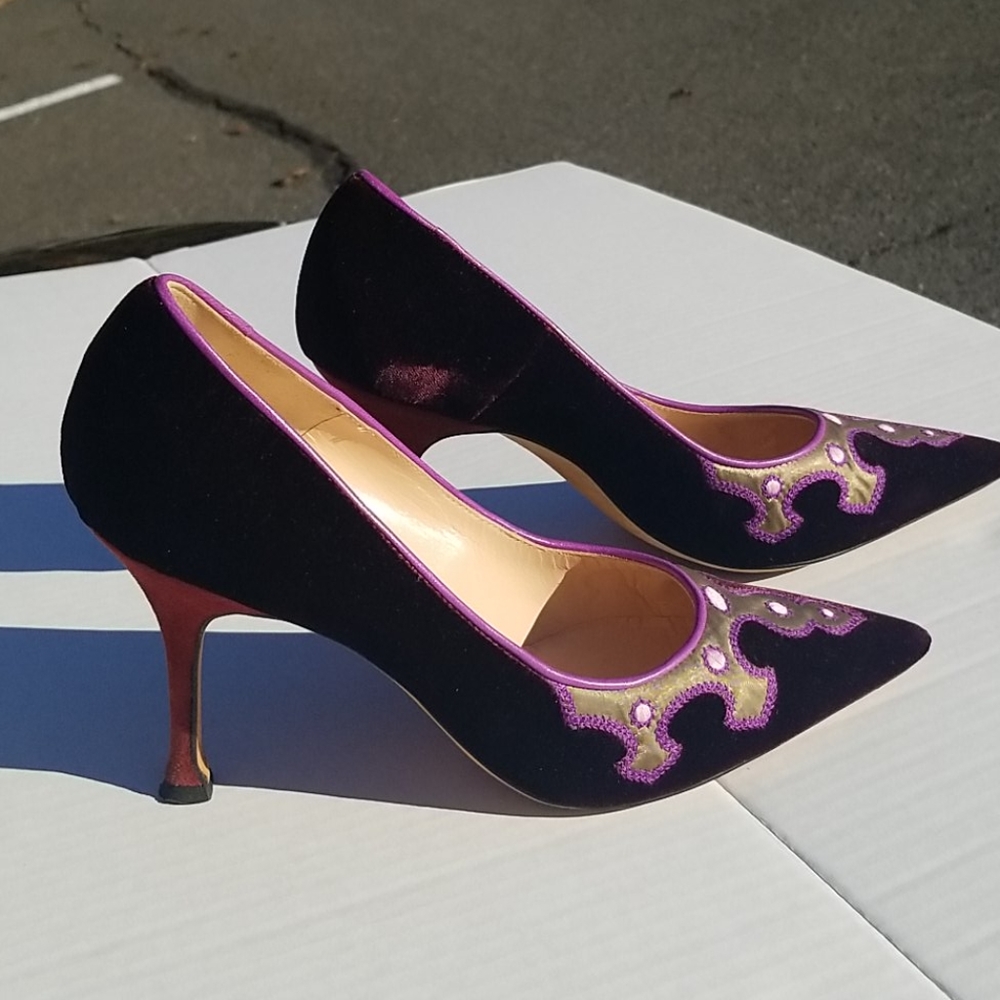 Vintage Manolo Blahnik purple suede pumps size 38